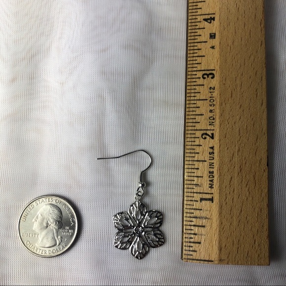 🌿 2/$20 Silver Flower Earrings - Picture 6 of 6